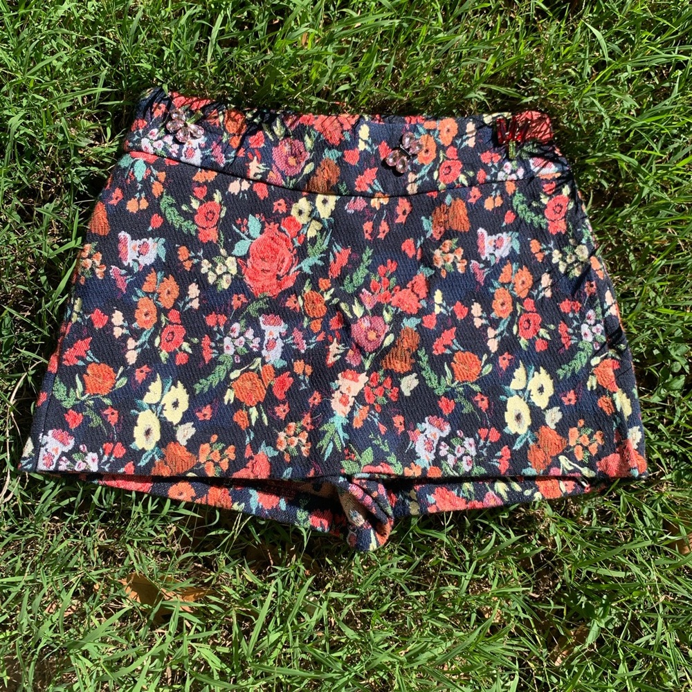 ✨Super cute floral embroidered mini skort
